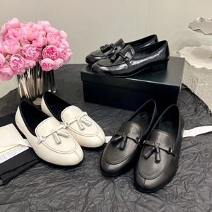 Tasarımcı Tassel Loafers Kadınlar için Tur Toe Toe Toe Düz Topuk Slip-On Moda Şık ve çok yönlü siyah küçük deri ayakkabılar% 100 gerçek deri EU35-41