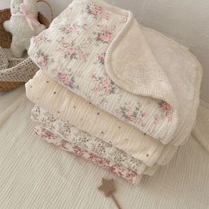 生まれたベビー寝具のキルトは柔らかい綿の厚いフリースブランケットフラワープリントレシーブ240127