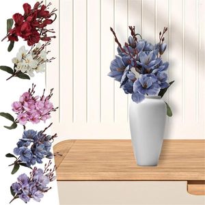 Centrotavola di fiori decorativi, petali bianchi di seta con steli di margherita viola, farfalle artificiali per decorazioni floreali