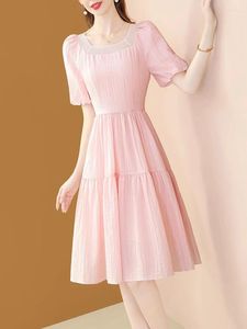 Partykleider Elegantes rosa Chiffon-Sommerkleid für Damen, lässig, schlank, quadratischer Ausschnitt, kurzärmelig, Spleiß, hohl, Büro, Damen, Arbeit, knielang