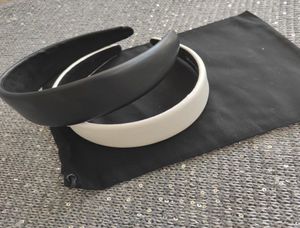 新しいファッションヘアアクセサリーコレクションClassic PU Headband with Metal C Classic Hairband vip CardとDust Bag5570046