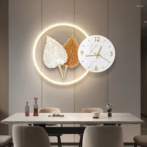 壁の時計導入されたライトモダンウォッチクォーツリビングルームクールな美学時計アートサイレントグローノルディックリロジデレッジキュートな装飾