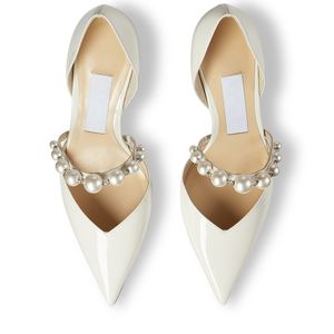 Top Luxo Mulheres Bombas Sandálias Londres AURELIE Saltos Itália Refinado Dedo Apontado Pérola Tornozelo Strap Branco Couro De Patente Designer Festa De Casamento Sandália Sapato De Salto Alto