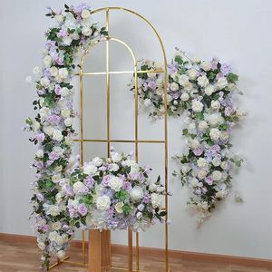 Dekorativa blommor lila rose bröllop blommig bakgrund scen dekoration blomma rad båg fönster utställning hall arrangemang