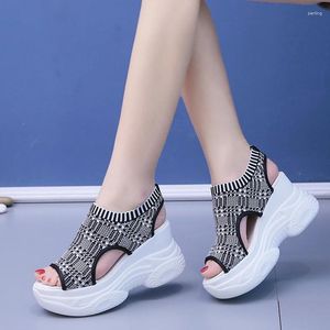 Kleidschuhe 2024 Sandalen Med Open Toe Cross-Schuhe Weiche Große Größe Anzug Weibliche Beige Sommer Heels Clogs Wedge Medium Peep Sports Big Blac