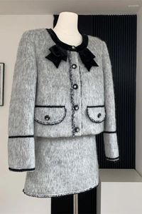 Arbetsklänningar Kvinnors lyxstil High-End Design Temperament Grey Wool Liten doft Rund hals Velvet Tvådel kort kjol