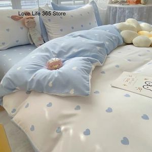 女の子のためのスイートブルーラブハートプリントの寝具セット大人の子供用ベッドカバーとフラットシート枕カバーソフトフルサイズ34pcs 240131
