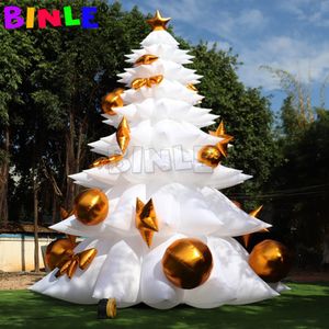 Partihandel 8m lång LED -upplyst skiva vit uppblåsbar julgran med gyllene bollar, semesterprydnadsballong för utanför nattutställningen