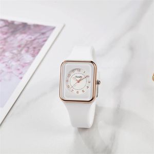 Armbanduhren 2024 Mode Einfache Damen Silikonuhr Licht Quarz Damen Quadratisch Wasserdicht Für