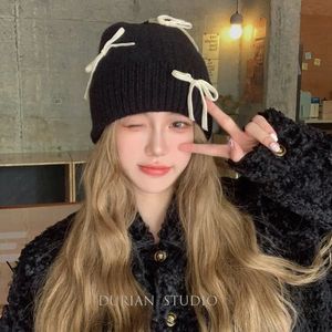 韓国の女性秋と冬の汎用ボウアクリルニットキャップガール甘い温かい耳保護ビッグヘッドスキースカルビーニーハット240123