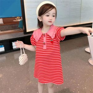 Flickaklänningar Sommarflickor Strawberry Print Red Striped T Shirt Dress Button Ruffle Collar Kort ärm Baby Christmas 4t