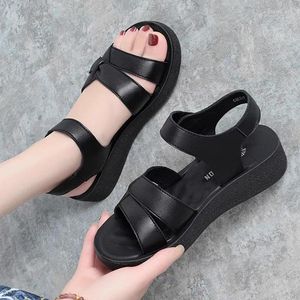 Sandalen Kuhläden Sommer Mutter echtes Leder bequeme nicht rutschende ältere ältere flache Frauenschuhe weiche Sohle weiblich