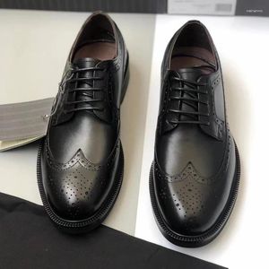 Scarpe eleganti da uomo Derby in pelle nera brogue intagliate con dettaglio plateau allacciate casual con motivo a coda di rondine sulla tomaia