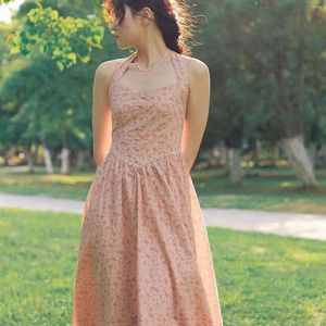 Casual Dresses Sweet French Summer Dress Hang Neck Backless Fairy Pink Halter Tryckt blommiga kvinnor Prairie Chic Elegant Robe Rouge Femme