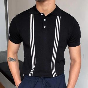 Herrpolos män casual streetwear mode randig kort ärm tröjor sommaren smal vridning krage toppar knappar design tröja