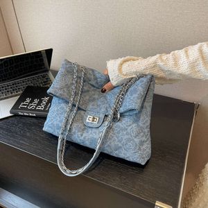 Beibei Shangpin 2023 Ny Simple Lingge broderikedja Enkel axel Diagonal STRADDLE Kvinnors pendlare Cowboy Bag Tote 75% Factory Direct Sales