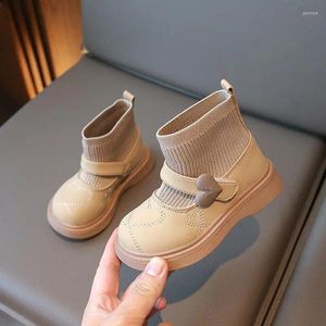 Stivali scarpe casual per ragazze 2024 semplici punta tonda antiscivolo per bambini moda pelle corta per bambini calzino gancio anello amore