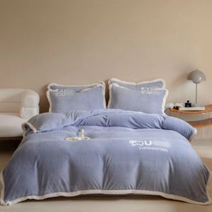 Set di biancheria da letto di design king size invernale blu ugh lettera stampata in pelle di pecora di velluto di latte copripiumino lenzuolo con 2 federe ugh set di trapunte queen size copripiumini