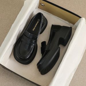 Vår- och höstkvinnor läderskor brittisk stil trendig design arbetsplattform höga klackar damer casual svart loafers 240129