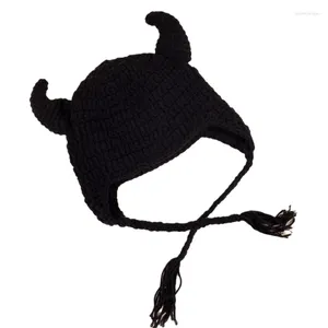 Basker hög elastisk vindtät djävul horn hatt stickad fast färg för kvinnor män håller örat varma med flätor dekor grossist