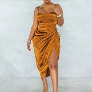 Kuclut Women Plus Size Midi Dress Satin Solid Suspenderのノースリーブプリーツ留められたバックレスウエストスリムな不規則なイブニングドレス240130