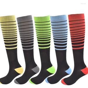 Herrensocken 58 Kompressionsarten 15 bis 20 Mmgh Laufen und Damen Sport Fitness Wadenradfahren Großhandel Fabrik