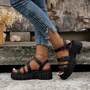 Elbise ayakkabıları kadın punk platformu kama sandaletleri 2024 yaz pu deri kalın taban kadın toka kayışı kaymayan Roman artı boyutu 43