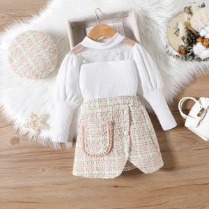 Set di abbigliamento 2024 In autunno Ragazze Mesh Splice maniche a sbuffo Top gonna scozzese irregolare e berretto 3 pezzi Set Abbigliamento casual per bambini Età 3T-8T