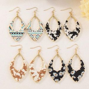 Dangle Earrings Western Style Aztecパターンデイジーフローラルプリントレザーマーキーズ女性牛のオープンオーバルジュエリー