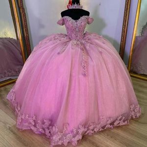 Różowe na ramię vestidos de 15 quinceanera tiulowe aplikacje koronkowe koraliki Tull Ball Suniej Quinceanera sukienki Słodkie 16 sukienki na bal maturalne