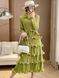 Casual klänningar Miyake veckade chic och elegant fast färg Ruffled Cake Party Dress Women 2024 Autumn Lapel Long Sleeve Slim Evening