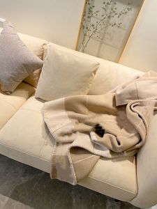 Beige Winter H Designer WOOL Blankets And Pillows Cushion For Living room sofa Ins Blanket Pillow Home Luxury Horse 50&50cm 135&170cm Gig Size