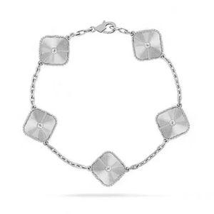 2024 pulseiras de designer Van Clover Pulseira Quatro Folhas Trevo 18K Ouro Love Bangle Pingente Espumante Cristal Diamante para Casamento Dia das Mães Jóias com Boxq8