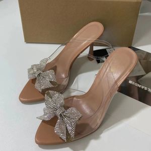 Kvinnor 426 Höga pumpar spetsade sommarklackar Traf Toe Stiletto Kvinnliga strass Bow Sandals Party Slingbacks klackade skor 240125 191