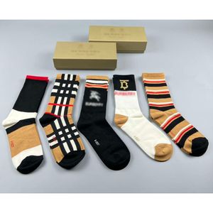 Tasarımcı Lüks Burberrry Socks Moda Erkekler ve Kadınlar Günlük Pamuk Nefes Alabilir 5 Çift Çorap Kutu 02108