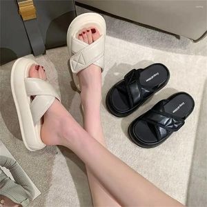 Sandálias Kawaii 35-36 Chinelos Banheiro para Mulheres 2024 Marcas Sapatos Bege Mulher Sapatilhas Esportes Foot-Wear Treino de Ano