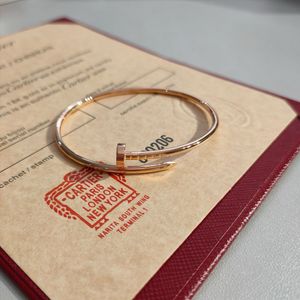 2024 Dünnes Nagel-Elastizitätsarmband für Männer und Frauendesigner reine sigere obere V-förmige Gold-Leichte High-End-Diamantbox-Armband 3