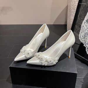Scarpe eleganti Scarpe da donna Décolleté 2024 Tacchi alti bianchi Fiori di perle ricamati a mano di lusso Raso Sottile Lady Fashion Stiletto