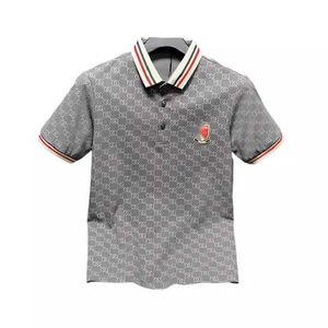 Design de camisa polo estampada bordada com gola para negócios de verão masculino e camiseta de manga curta de lazer, camiseta masculina de professor, camisa polo listrada de rua