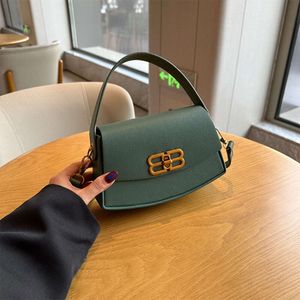 2024 Western Style Handheld Hard Shell Box Women's Fashion Personlig axelväska Enkel och mångsidig crossbody -väska 75% Fabriksdirektförsäljning