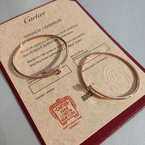 2024 Bracciale elastico per unghie sottili per uomo e donna Designer Argento puro Top a forma di V Oro leggero Bracciale con scatola di diamanti 18k di fascia alta Q1