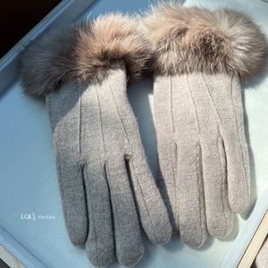 100% Australian wool gloves with thickened touch screen and extended warmth gloves 100% high-end wool with delicate and cashmere added suggest hand washing Flat sun dry