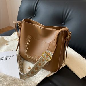 HiFashion Wide Strap Crossbody Çantalar Kadınlar için Trend Vintage Tasarımcı Kova Omuz Pu Deri Bayanlar Çantalar 240124