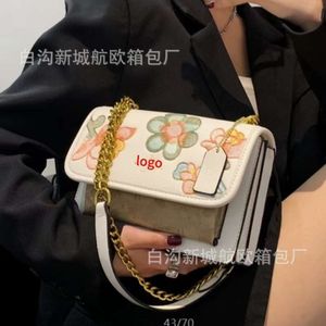 Olay New Lychee Strawberry Print Chain과 함께 꽃 자수 Klare Organ Small Square Bag Factory Direct Sales