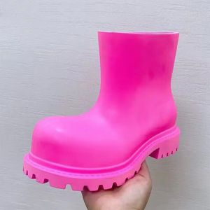 2023 New Rain Boots 여성 고무 방수 활주로 레인 신발 둥근 발가락 슬립 온 부츠 여자 사탕 색 컬러 평평한 레인 부츠 여자 파리