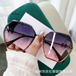 Solglasögon Nya polygonala ramlösa snittkant Två färg Tiktok netröd personlighet Solskyddsmedel och UV -bevis Kvinnors solglasögon