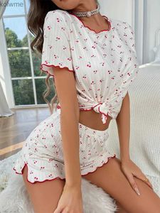 Kvinnors tvåbitar byxor Kvinnor Pyjamas Set Cherry Print Frill Short Sleeve Tops och Elastic midjeshorts 2 Piece Outfits Loungewear YQ240214