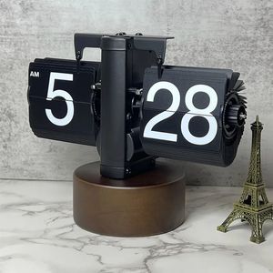 Vintage Automatisk Flip Page Clock Turning Quartz Time Clocks Decor för hemmet sovrum kontor Desktop Decoration Drop 240127