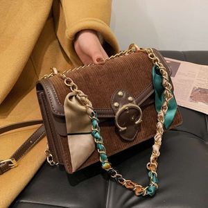 Borsa quadrata piccola da donna con tracolla a catena rossa monospalla sotto le ascelle, trendy e versatile, per Internet, vendita diretta in fabbrica