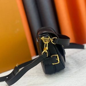 Projektantka torby crossbody dla kobiet projektantka mody Kobieta Shandbag Wysokiej jakości luksusowy luksusowy nowa torba listonowa klasyczny wzór listu Flip Saddle Black